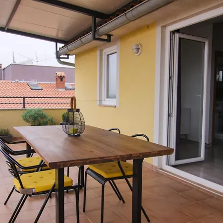 Jacqueline 아파트 풀라