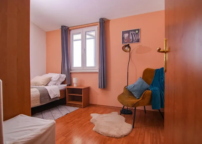 Jacqueline Apartment *